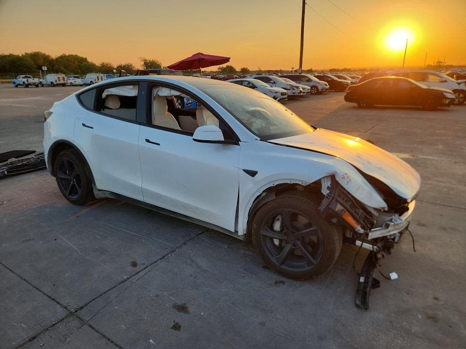 2026 TESLA MODEL  Y 4
