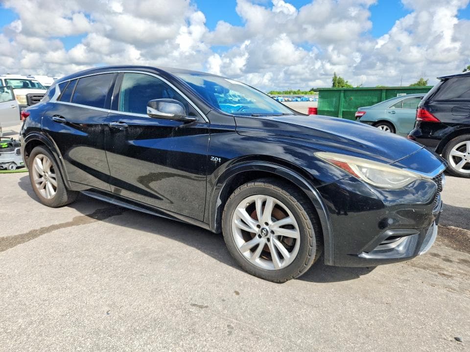 2017 INFINITI QX30 BASE 4