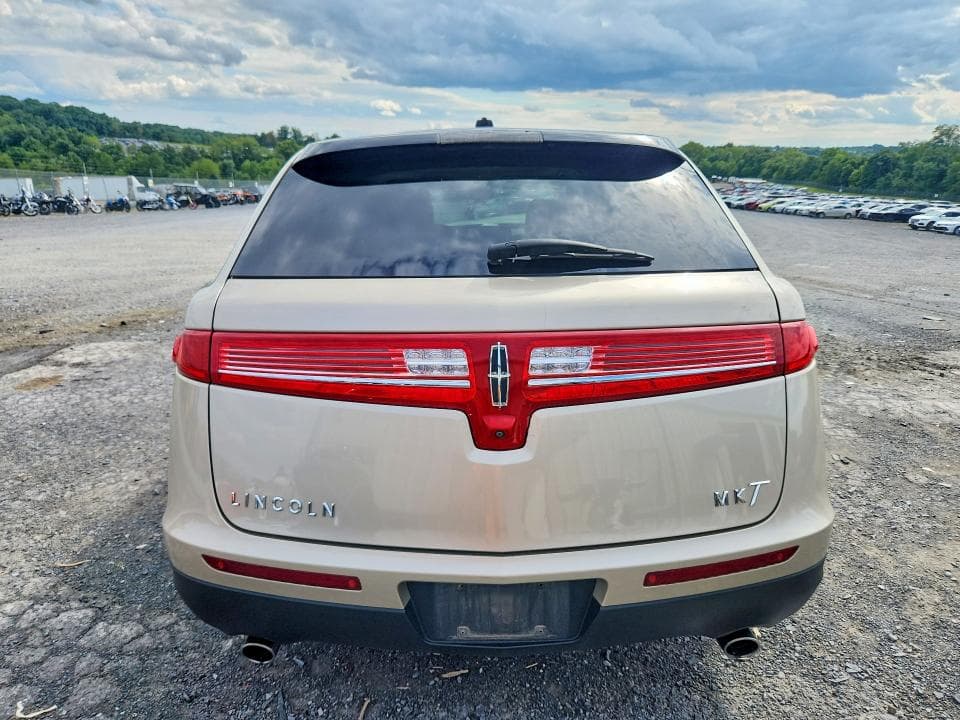 2017 LINCOLN MKT 6