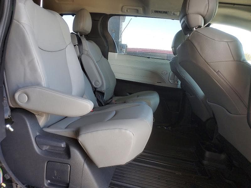 2026 TOYOTA SIENNA XLE 8-PASSENGER 11