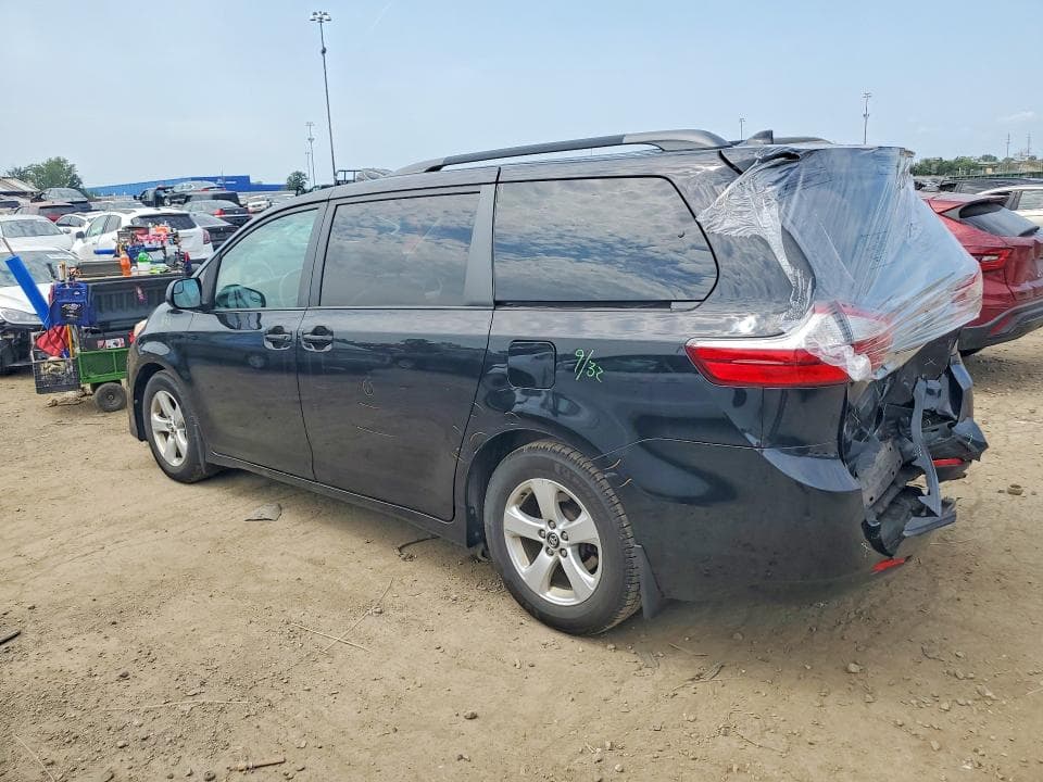 2018 TOYOTA SIENNA LE 2