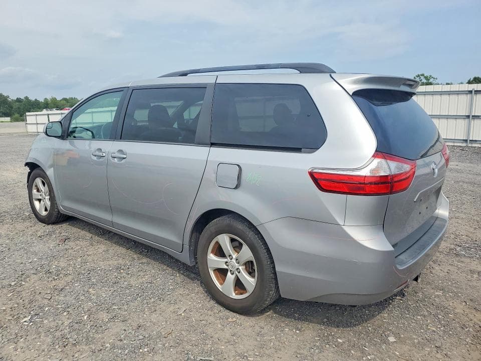 2017 TOYOTA SIENNA LE 2