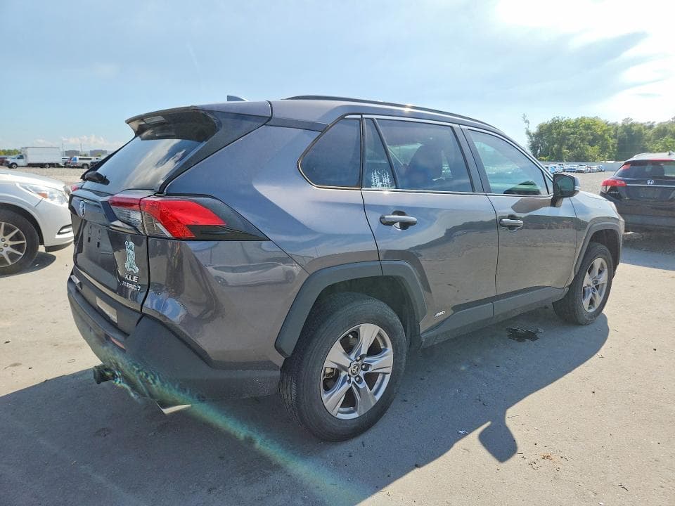 2022 TOYOTA RAV4 XLE 3