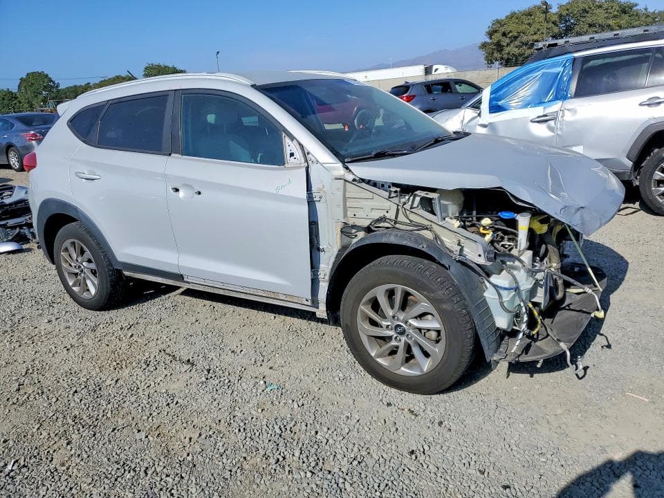 2017 HYUNDAI TUCSON SE 4