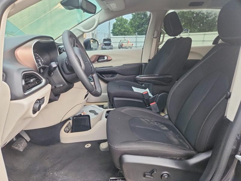 2023 CHRYSLER VOYAGER LX 7