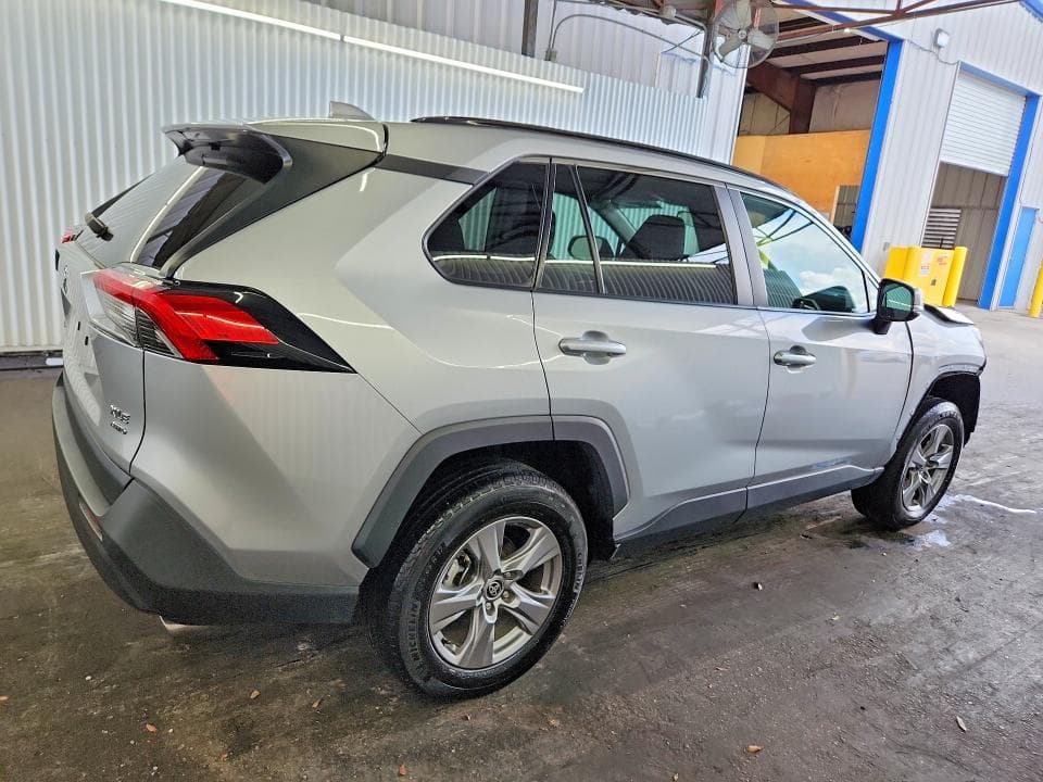 2024 TOYOTA RAV4 XLE 3
