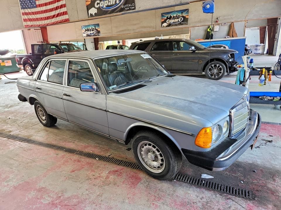 1983 MERCEDES-BENZ 300 DT 4