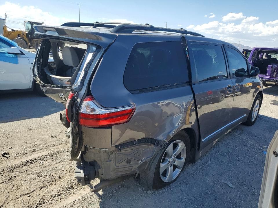 2017 TOYOTA SIENNA LE 3