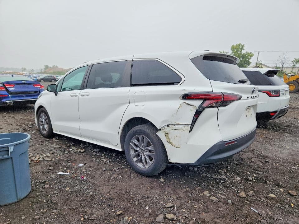 2022 TOYOTA SIENNA LE 2