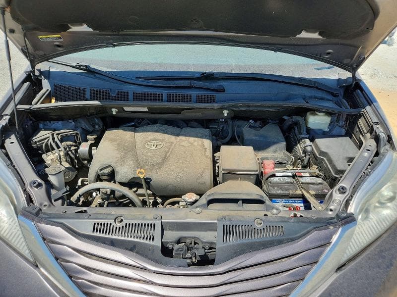 2017 TOYOTA SIENNA LE 12