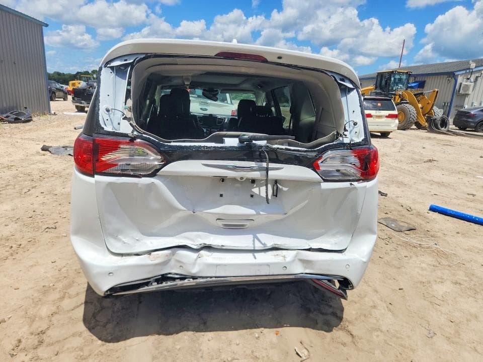 2017 CHRYSLER PACIFICA LIMITED 6
