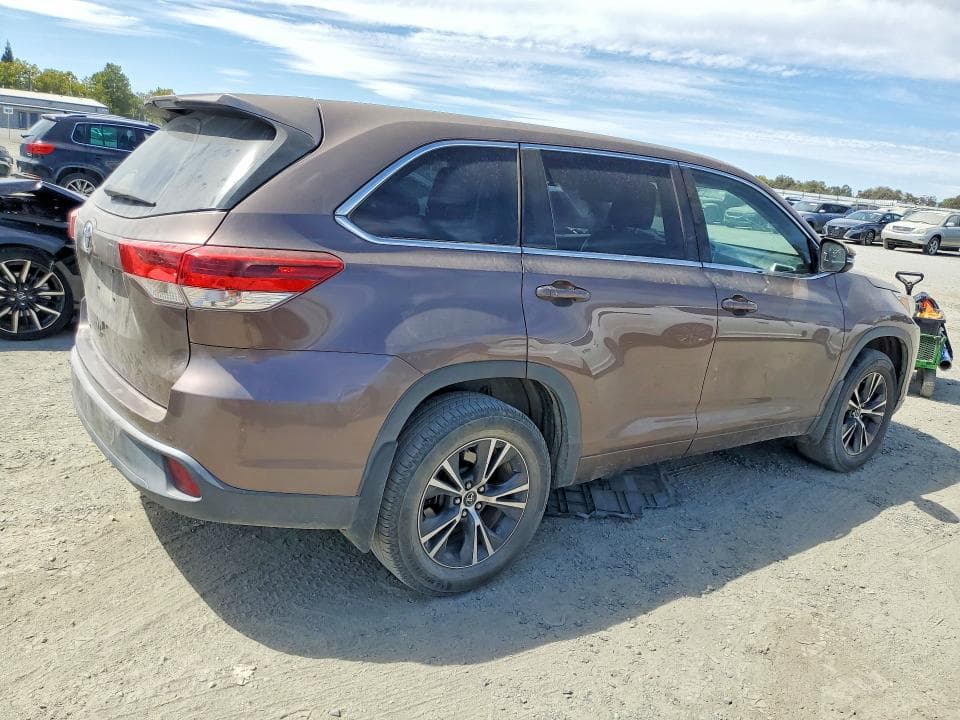 2018 TOYOTA HIGHLANDER LE 3