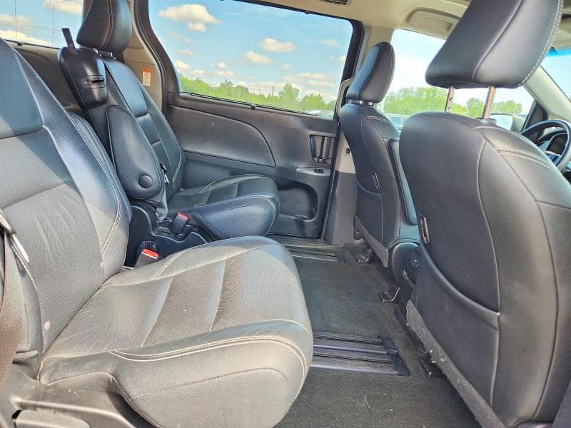2017 TOYOTA SIENNA SE 11