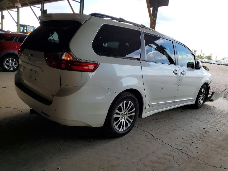 2020 TOYOTA SIENNA XLE PREMIUM 8-PASSENGER 3