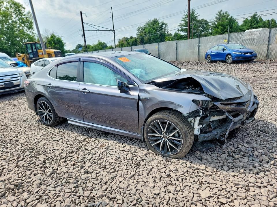 2021 TOYOTA CAMRY SE 4