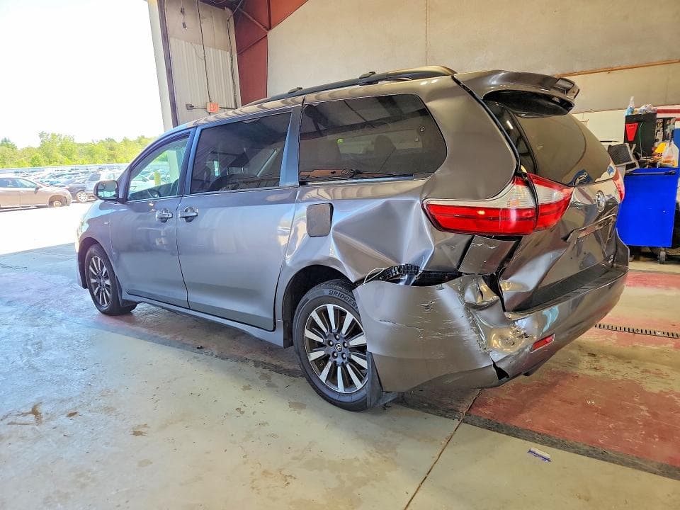 2018 TOYOTA SIENNA LE 2