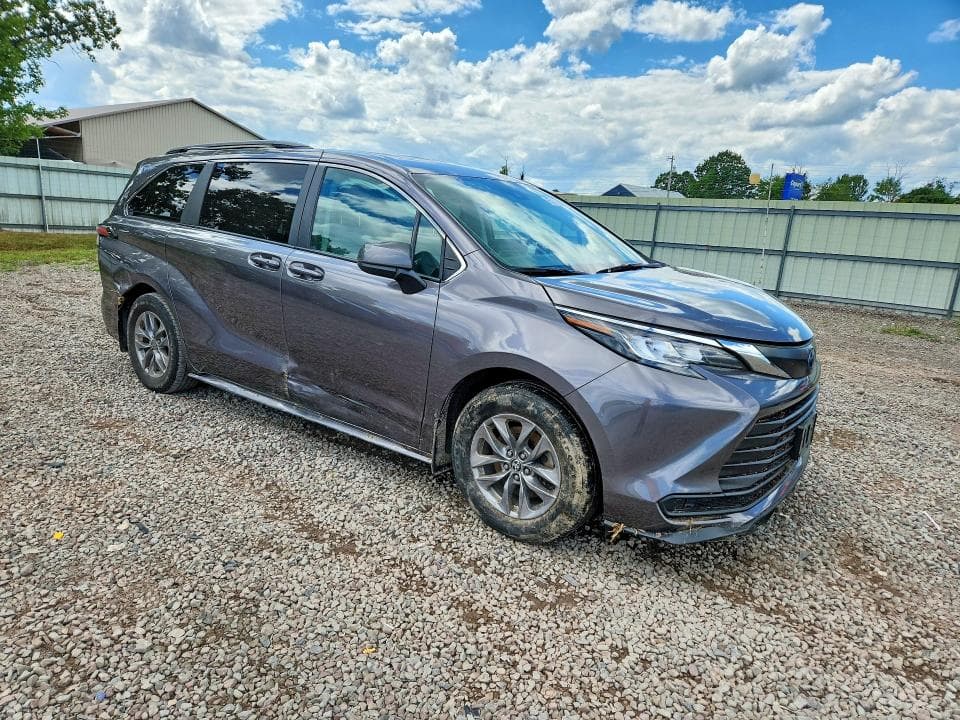 2022 TOYOTA SIENNA LE 4