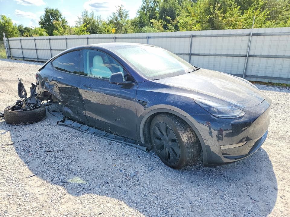 2025 TESLA MODEL Y 4
