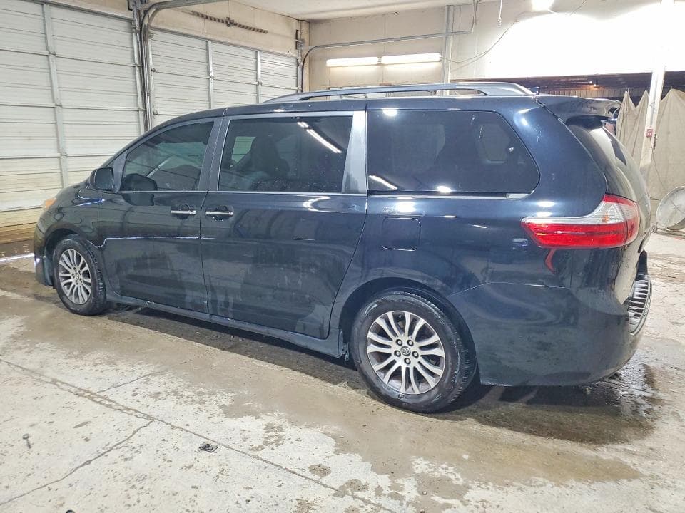 2018 TOYOTA SIENNA XLE 8-PASSENGER 2