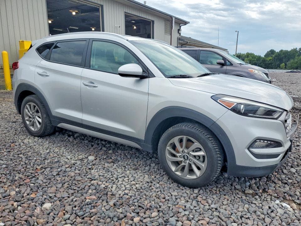 2017 HYUNDAI TUCSON SE 4