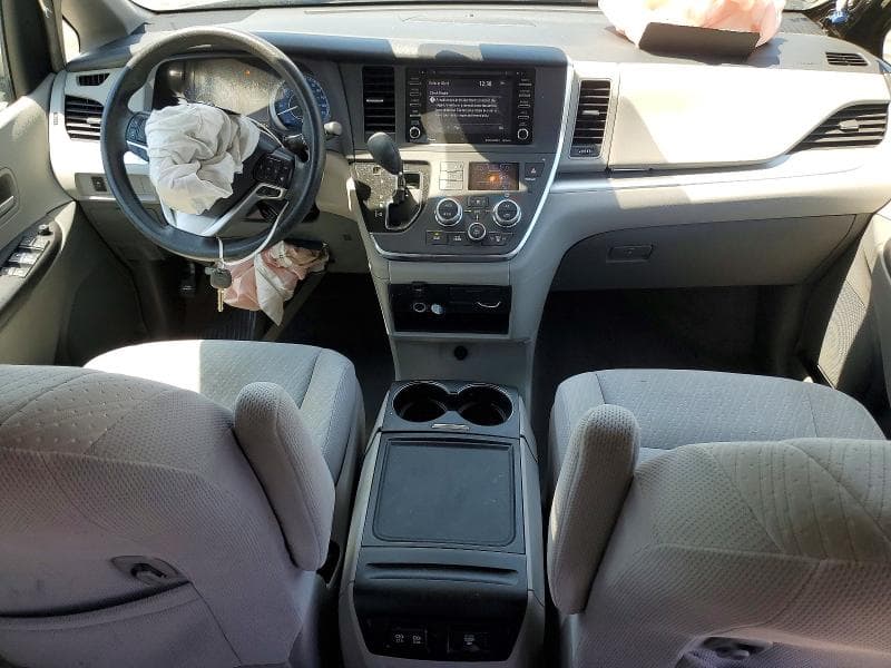 2018 TOYOTA SIENNA LE 8