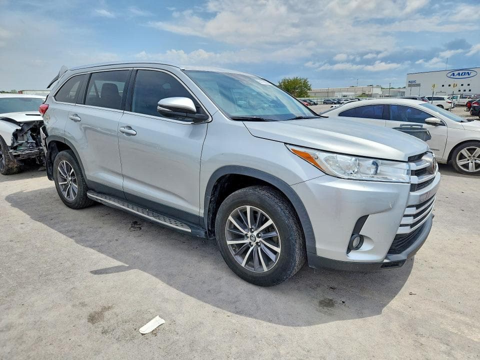 2019 TOYOTA HIGHLANDER SE 4