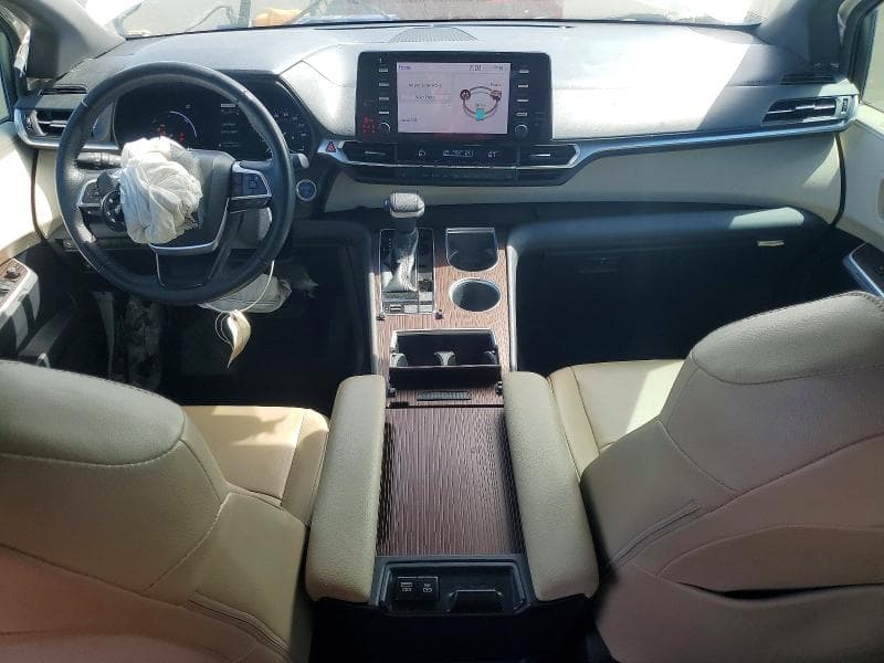 2021 TOYOTA SIENNA XLE 8