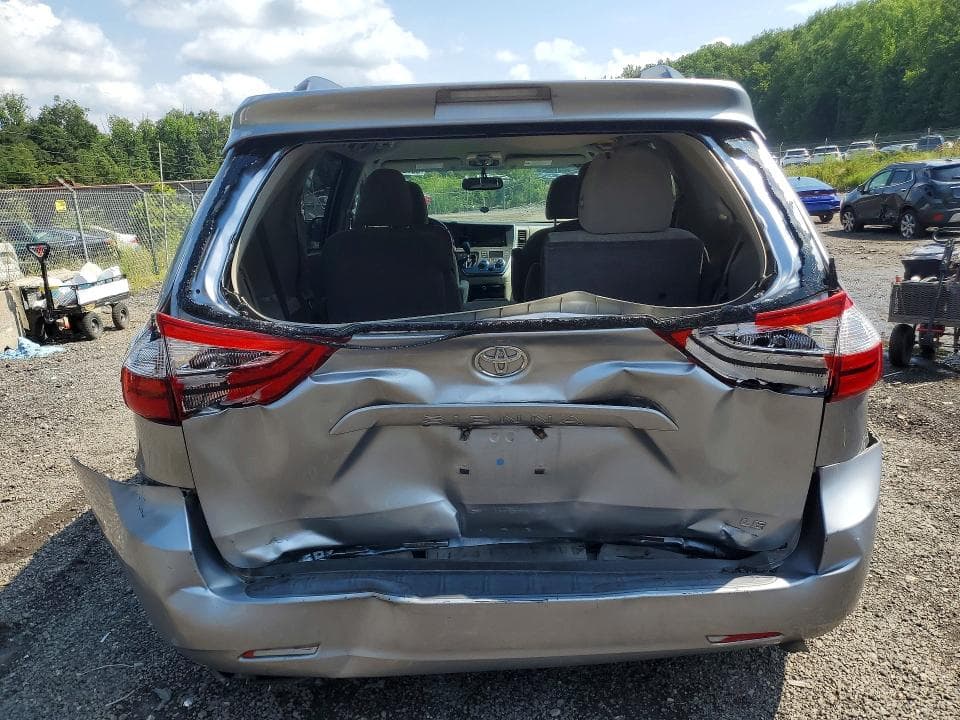 2017 TOYOTA SIENNA LE 6
