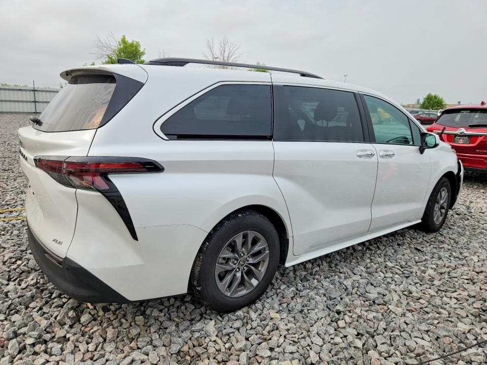 2025 TOYOTA SIENNA XLE 7-PASSENGER 3