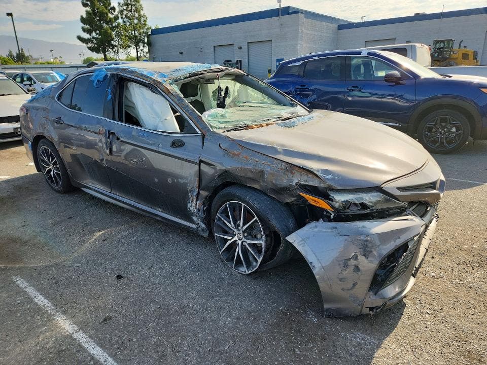 2021 TOYOTA CAMRY SE 4