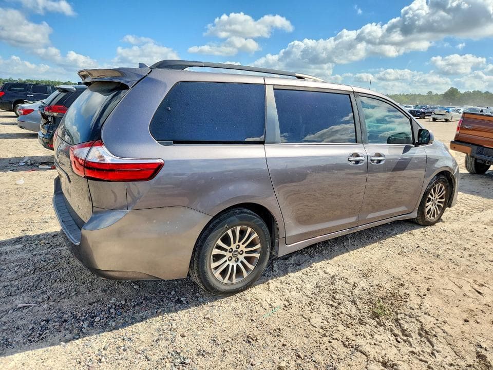 2019 TOYOTA SIENNA XLE 8-PASSENGER 3