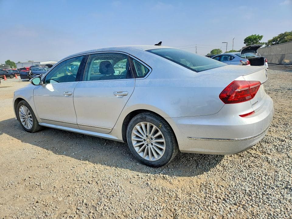 2017 VOLKSWAGEN PASSAT SE 2