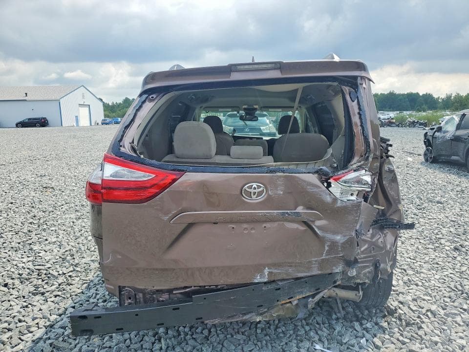 2018 TOYOTA SIENNA LE 6