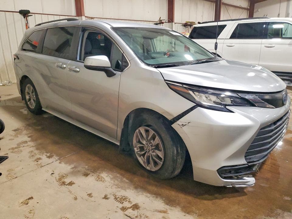 2023 TOYOTA SIENNA LE 4