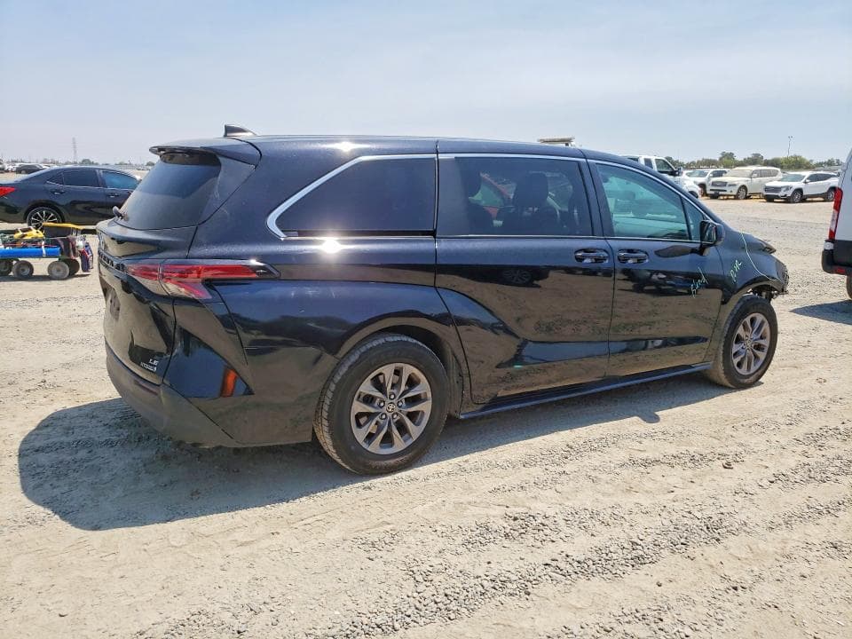 2022 TOYOTA SIENNA LE 3