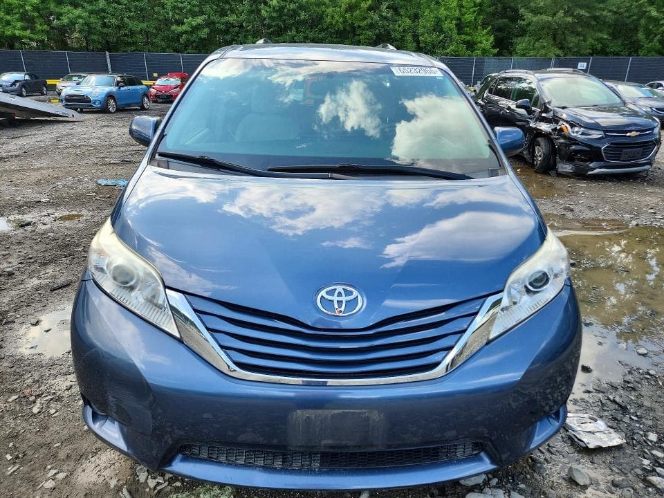 2017 TOYOTA SIENNA LE 5