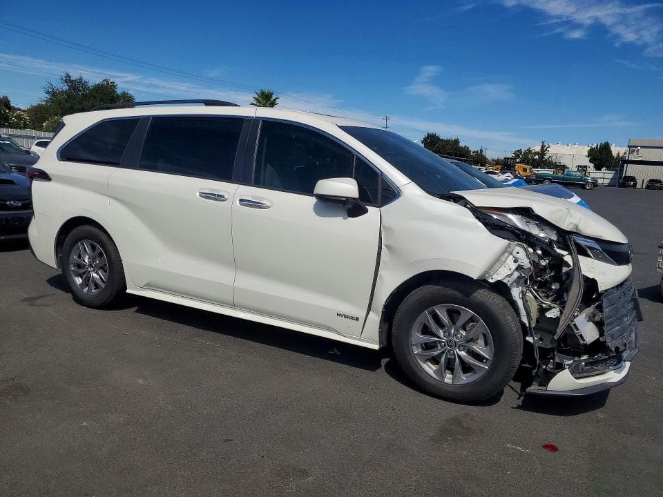 2021 TOYOTA SIENNA XLE 4