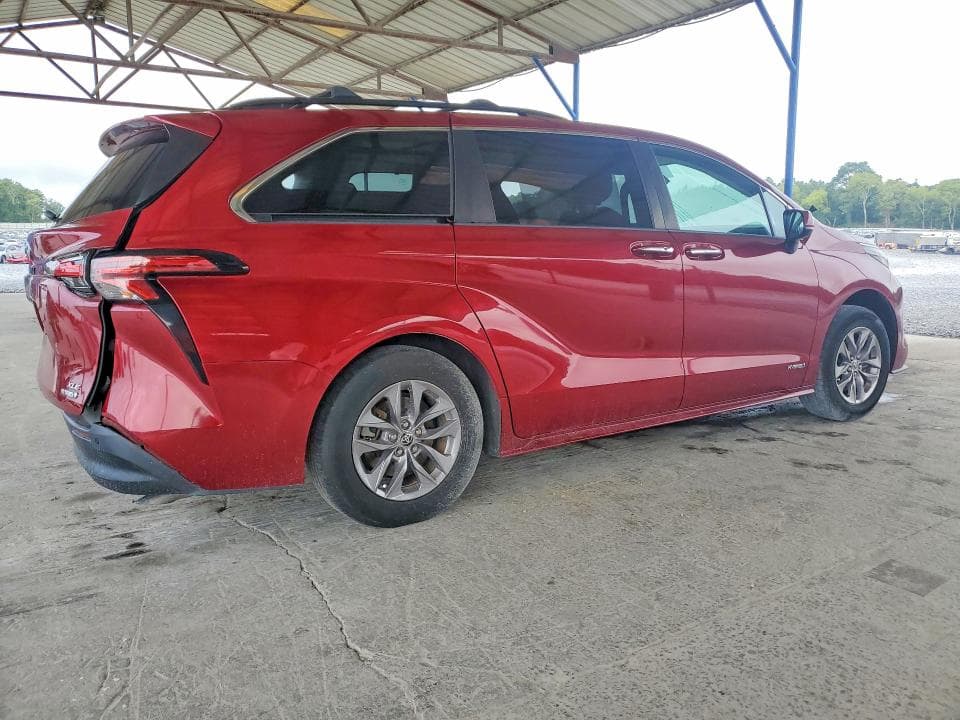 2021 TOYOTA SIENNA XLE 3