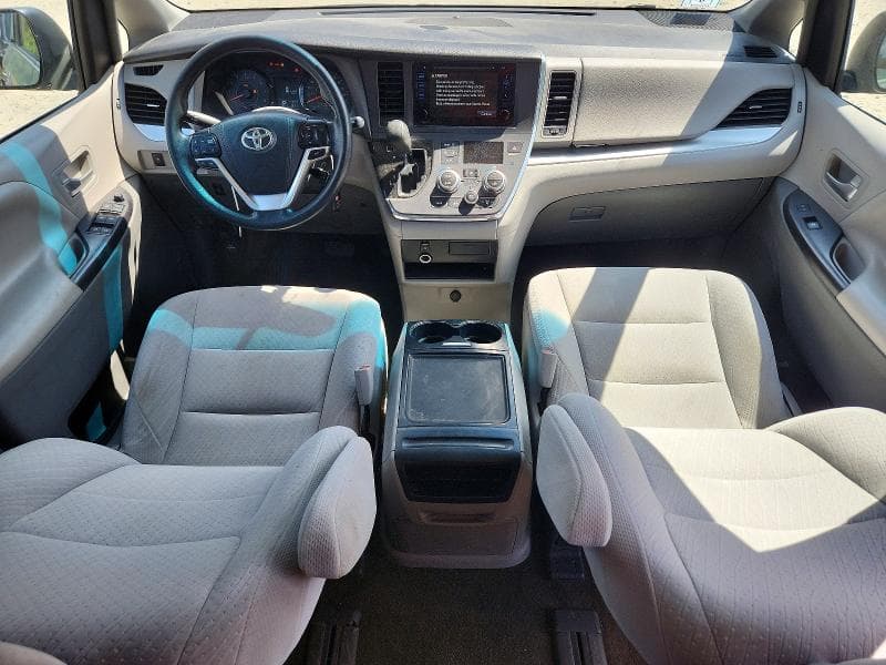 2017 TOYOTA SIENNA LE 8