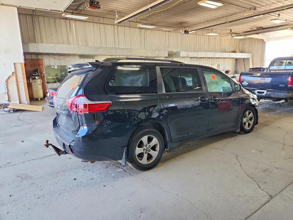 2018 TOYOTA SIENNA LE 3