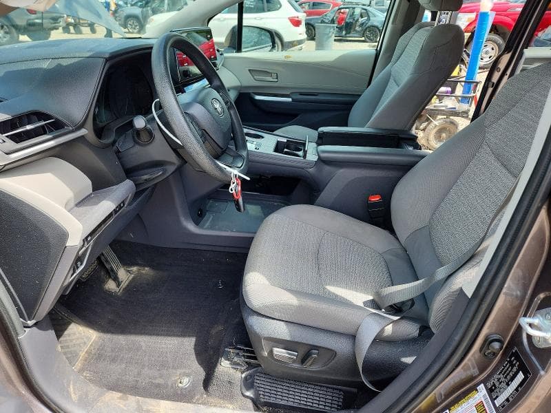 2022 TOYOTA SIENNA LE 7
