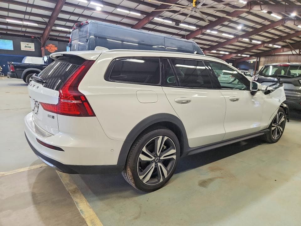 2025 VOLVO V60 CROSS COUNTRY PLUS 3