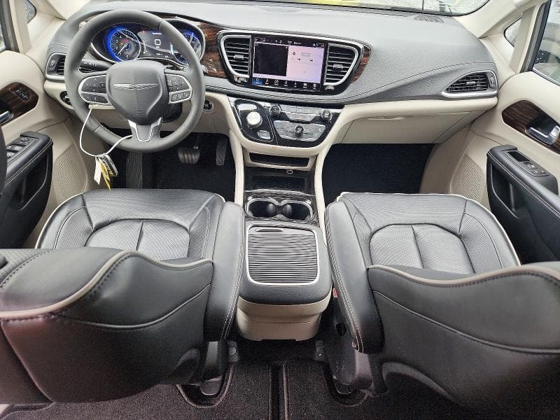 2023 CHRYSLER PACIFICA LIMITED 8