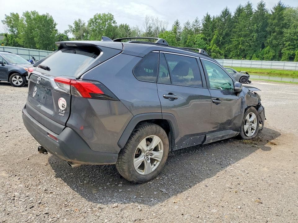 2021 TOYOTA RAV4 XLE 3