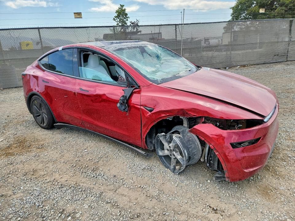 2026 TESLA MODEL  Y 4