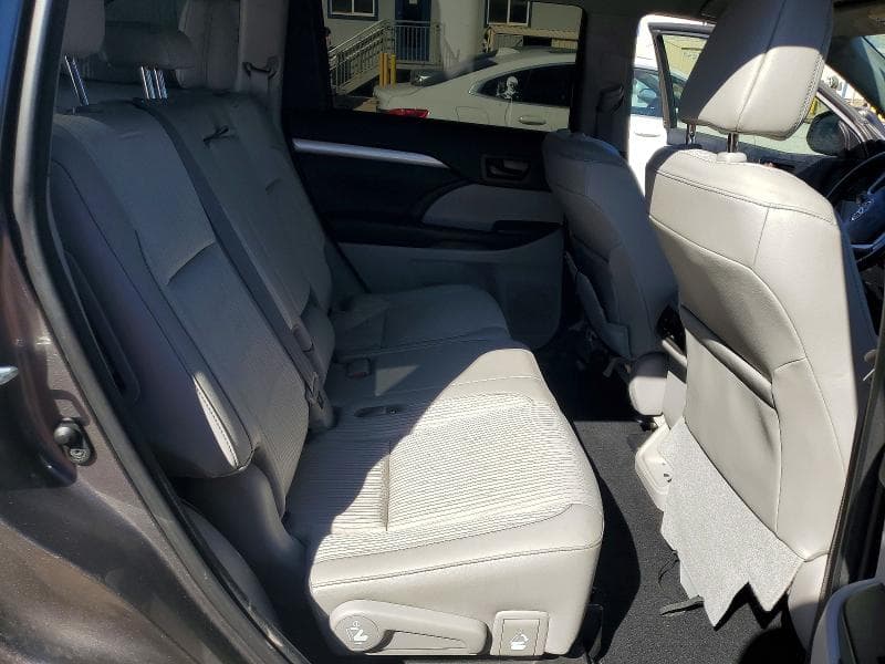 2017 TOYOTA HIGHLANDER LE 11