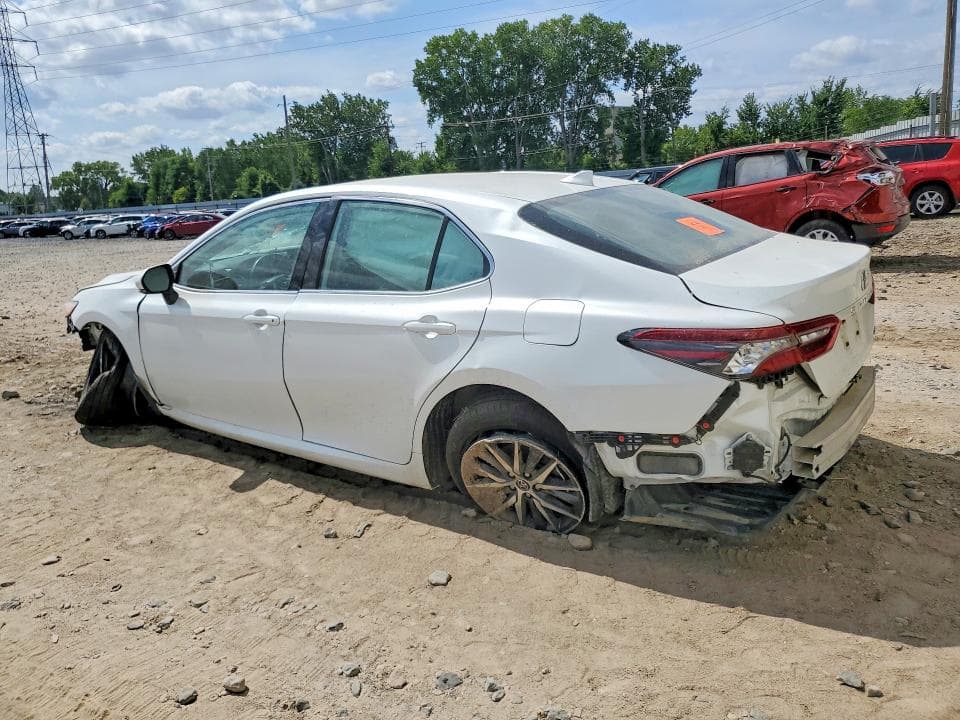 2022 TOYOTA CAMRY XLE 2