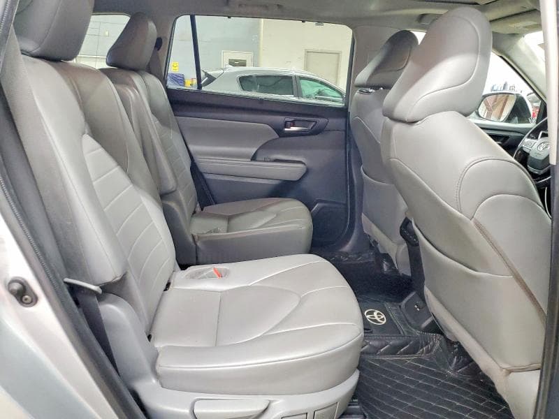 2021 TOYOTA HIGHLANDER XLE 11