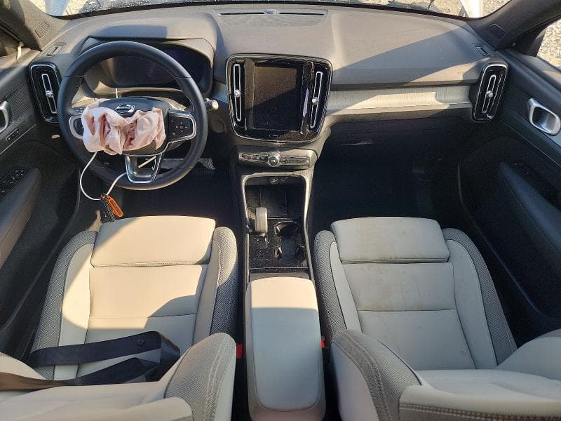 2025 VOLVO EX40 CORE 8