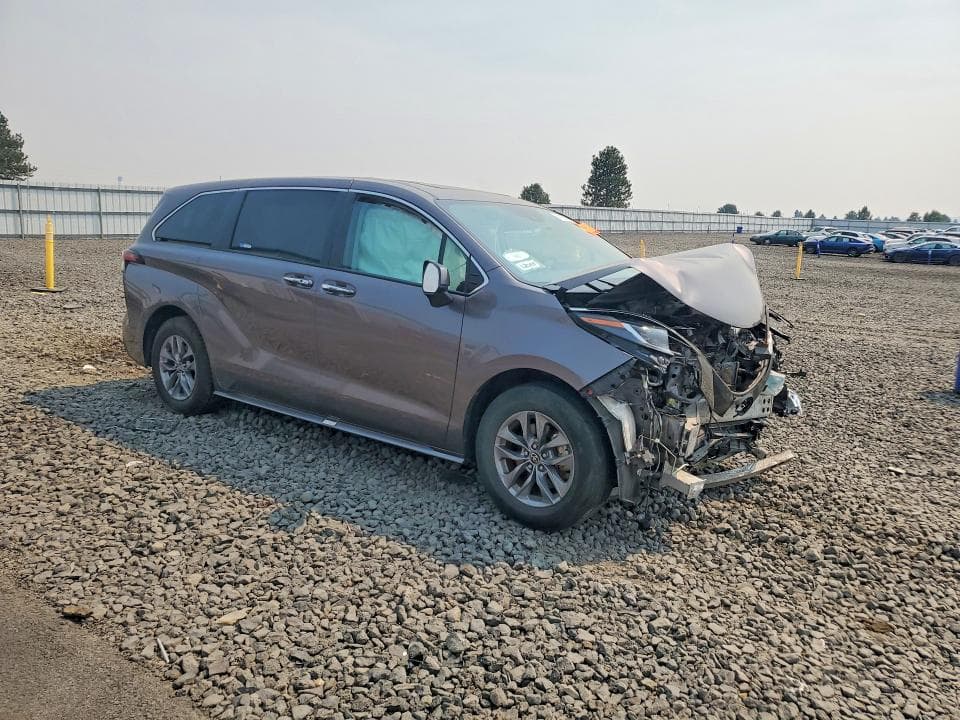 2022 TOYOTA SIENNA XLE 4
